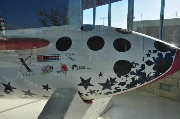 O Space Ship 1, avião para levar turistas ao espaço, com patrocínios de grandes empresas (em Mojave, na Califórnia, nos Estados Unidos)